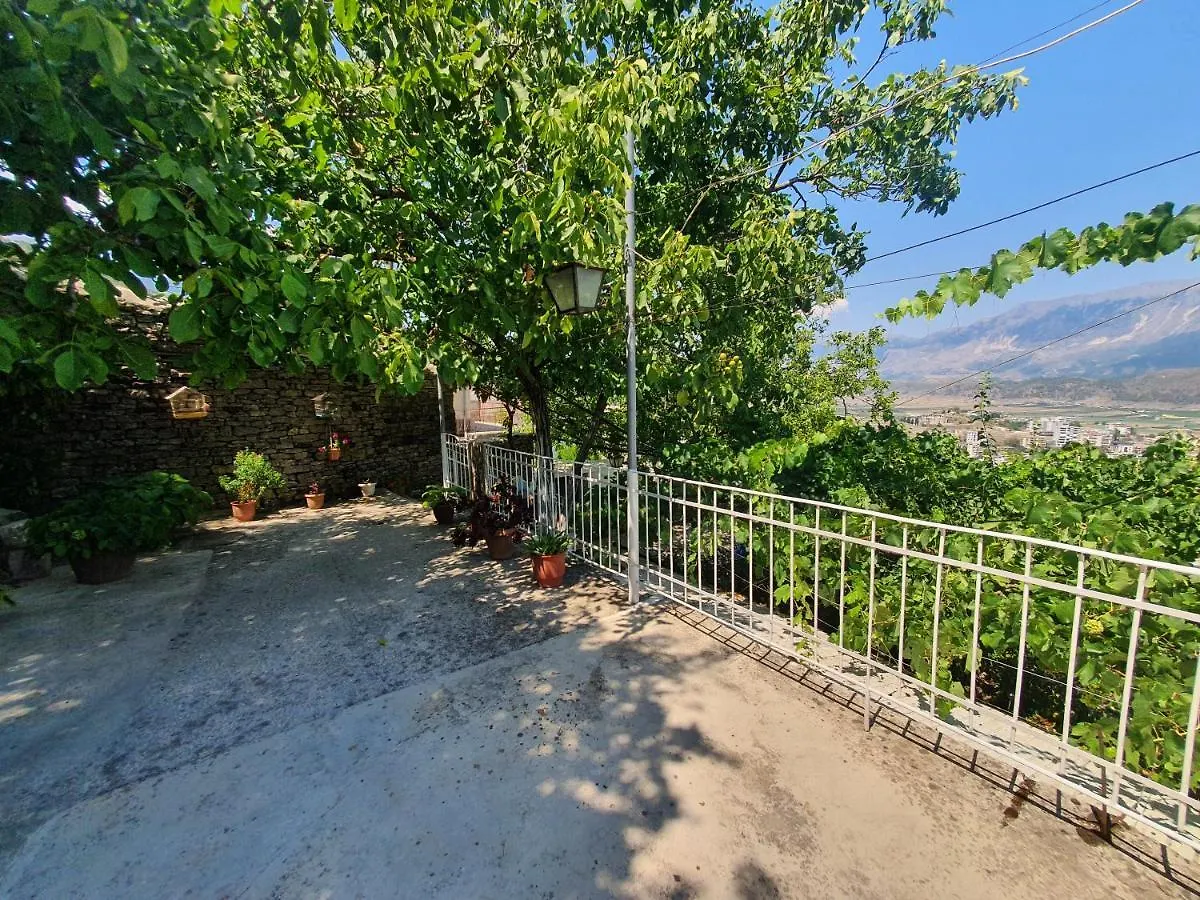 Gjirokastër Riva Guest House דירה