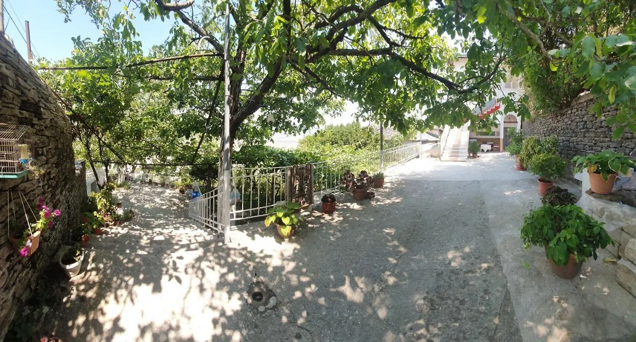 Gjirokastër Riva Guest House דירה